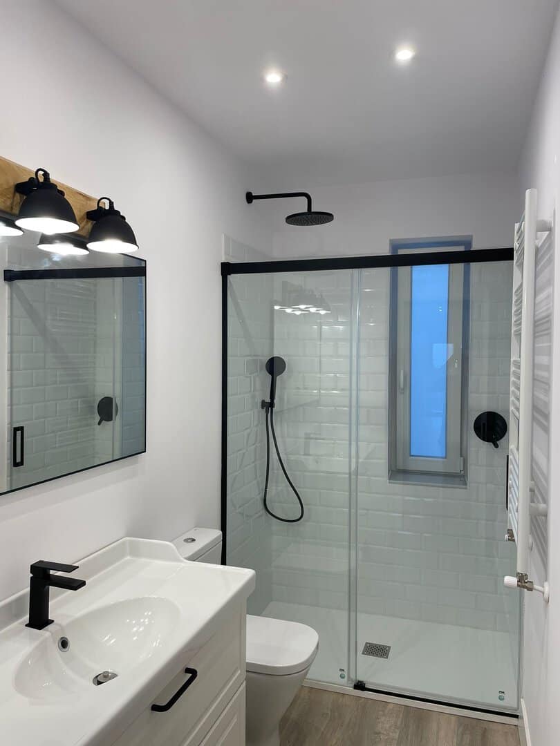Baño blanco con azulejo tipo metro · vista 2