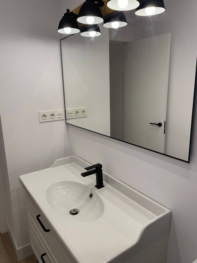Baño blanco con azulejo tipo metro · vista 3