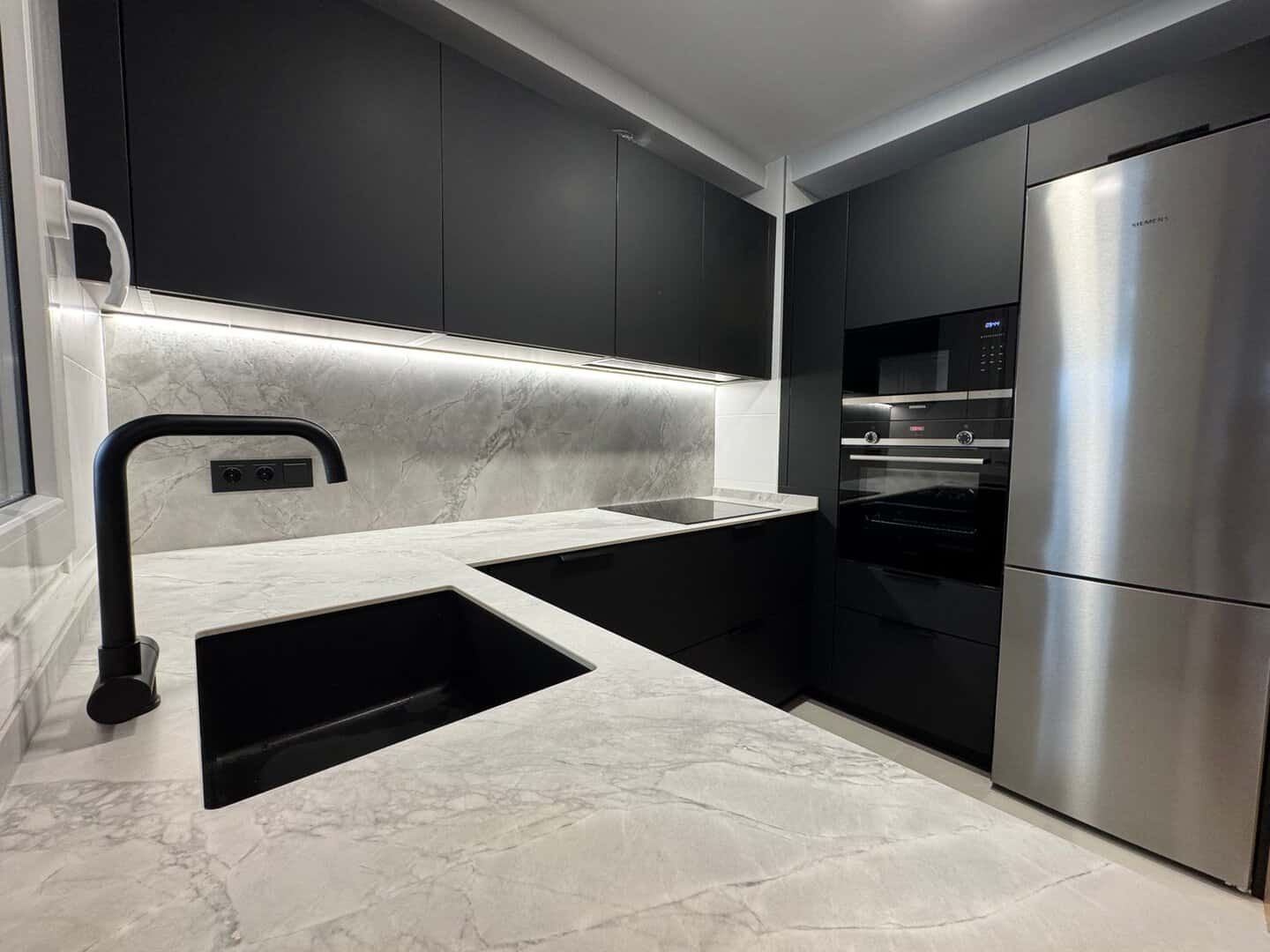 Cocina abierta al salón con diseño diáfano · vista 2
