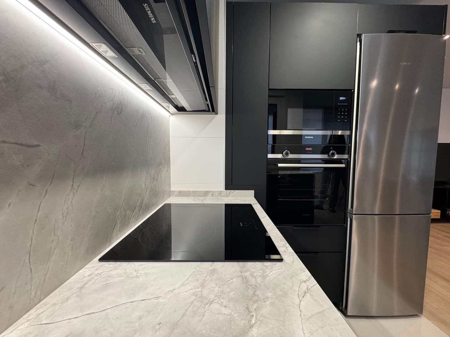 Cocina abierta al salón con diseño diáfano · vista 3