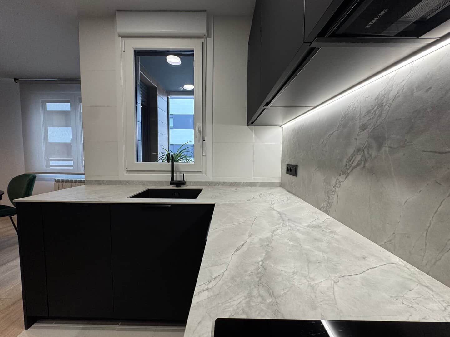 Cocina abierta al salón con diseño diáfano · vista 4