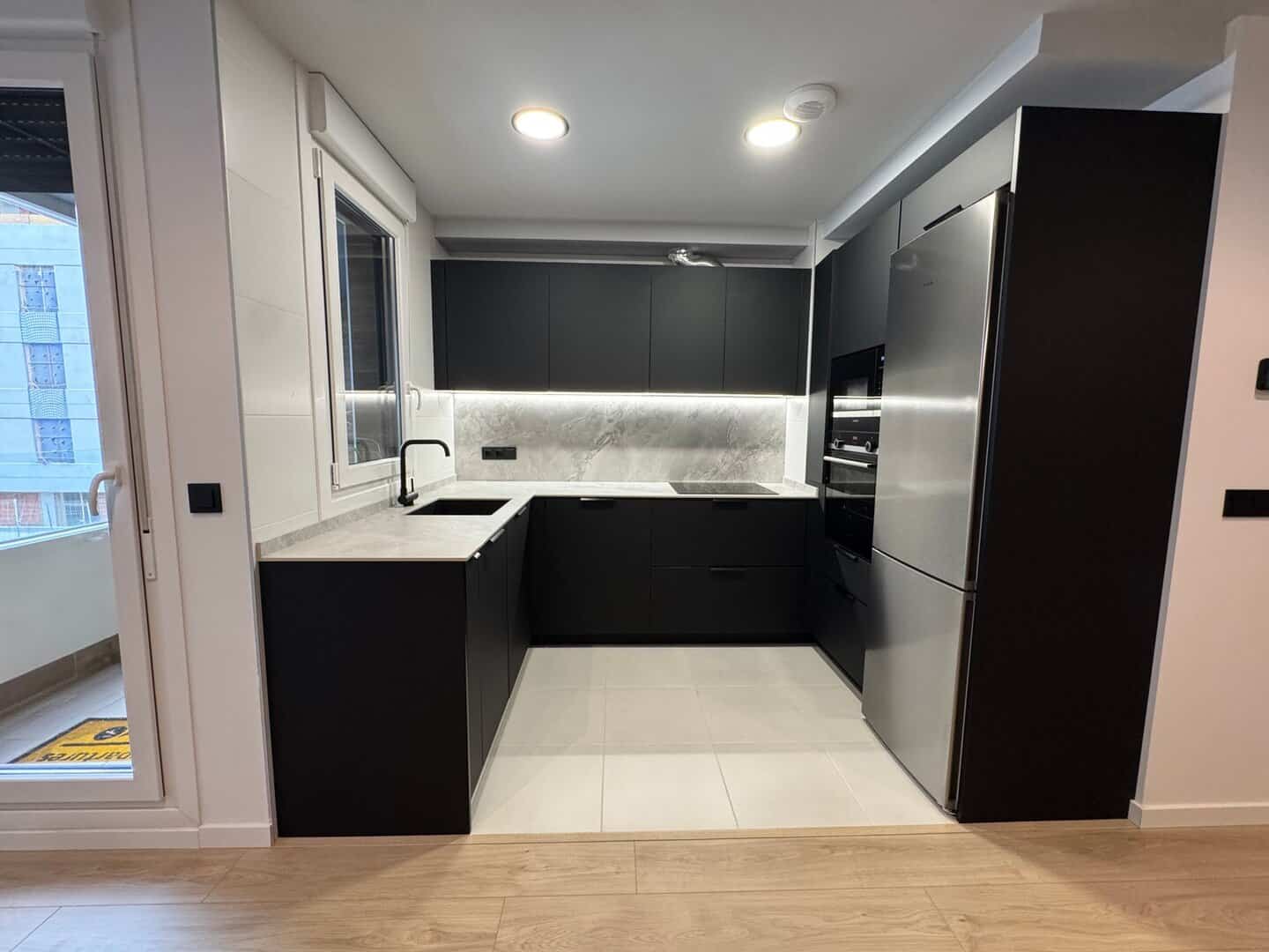 Cocina abierta al salón con diseño diáfano · vista 5