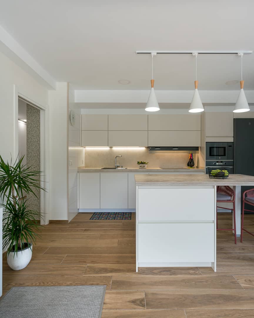 Cocina color arena abierta a salón · vista 6