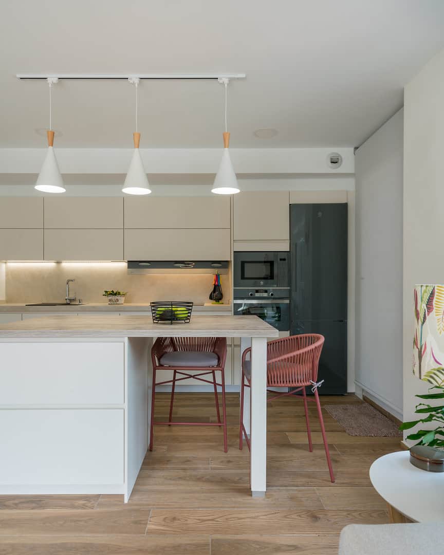 Cocina color arena abierta a salón · vista 7