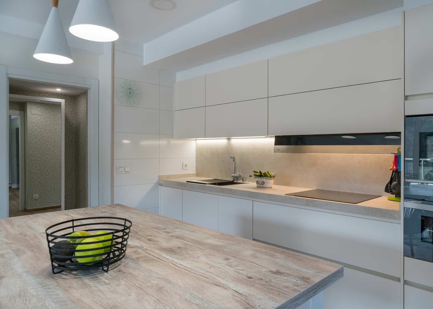 Cocina color arena abierta a salón · vista 8