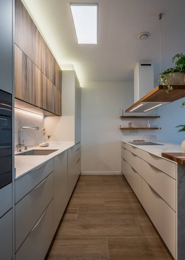 Cocina con barra de madera de roble natural · vista 2
