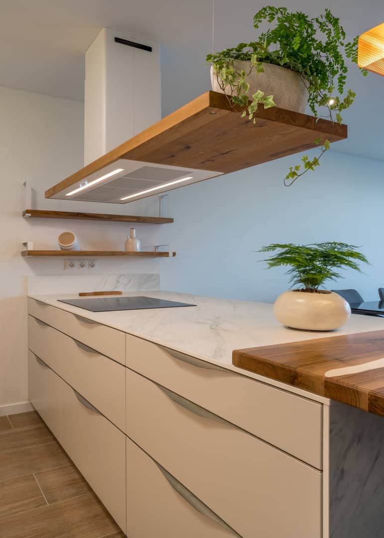 Cocina con barra de madera de roble natural · vista 5