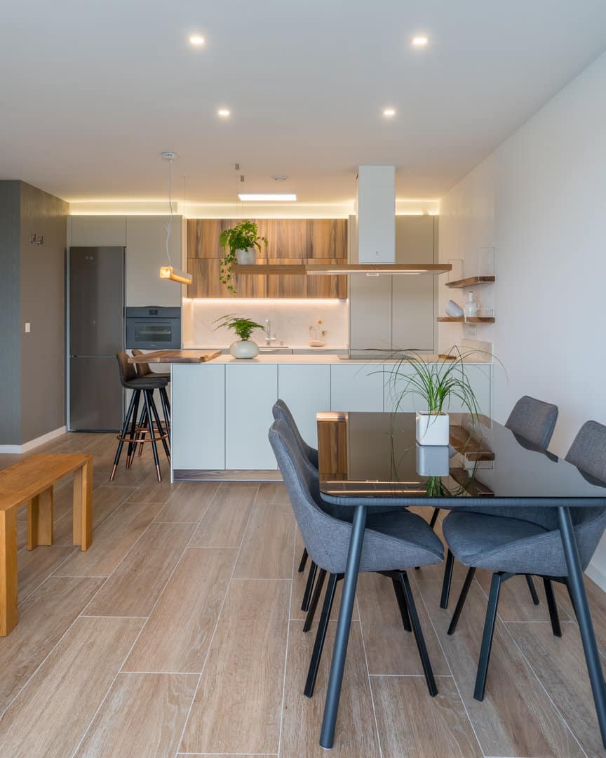Cocina con barra de madera de roble natural · vista 6
