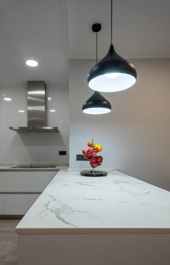 Cocina blanca sin tirador con apertura push · vista 2