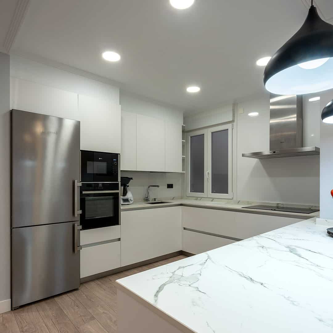 Cocina blanca sin tirador con apertura push · vista 4