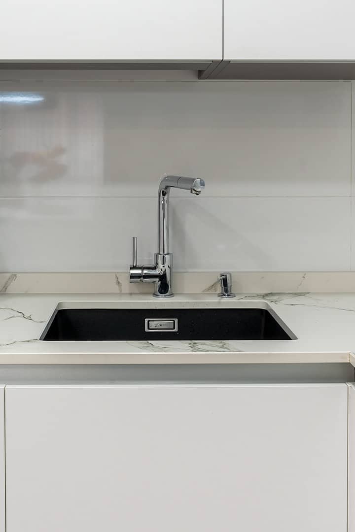 Cocina blanca sin tirador con apertura push · vista 5