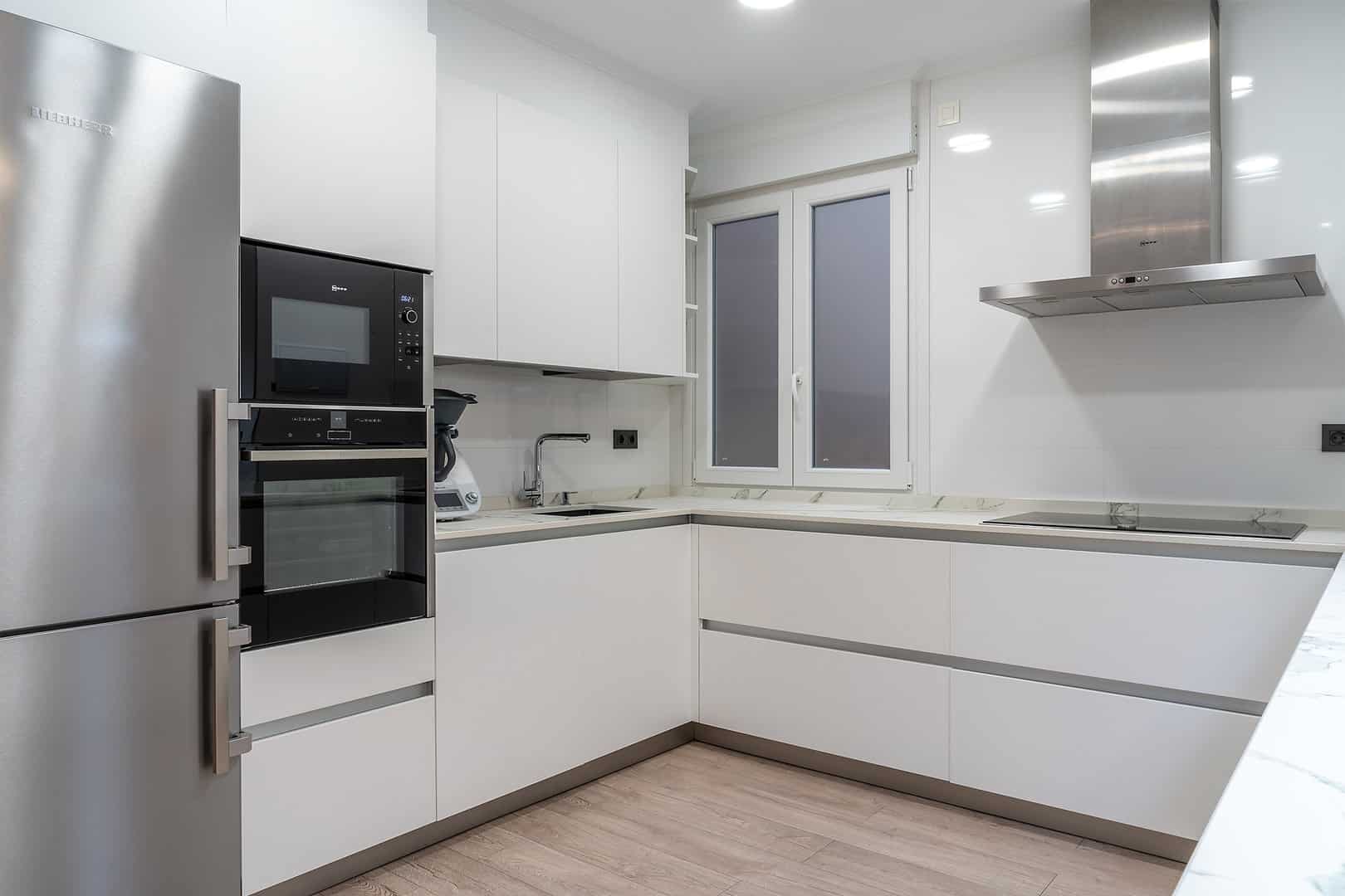Cocina blanca sin tirador con apertura push · vista 6