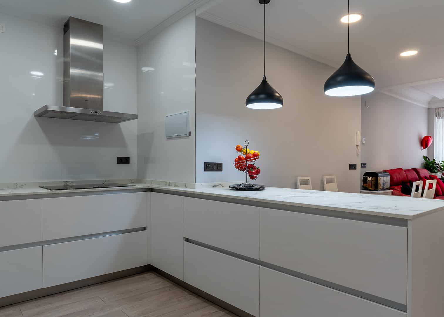 Cocina blanca sin tirador con apertura push · vista 7