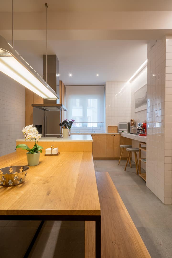 Cocina completa en madera con despensas a techo · vista 3