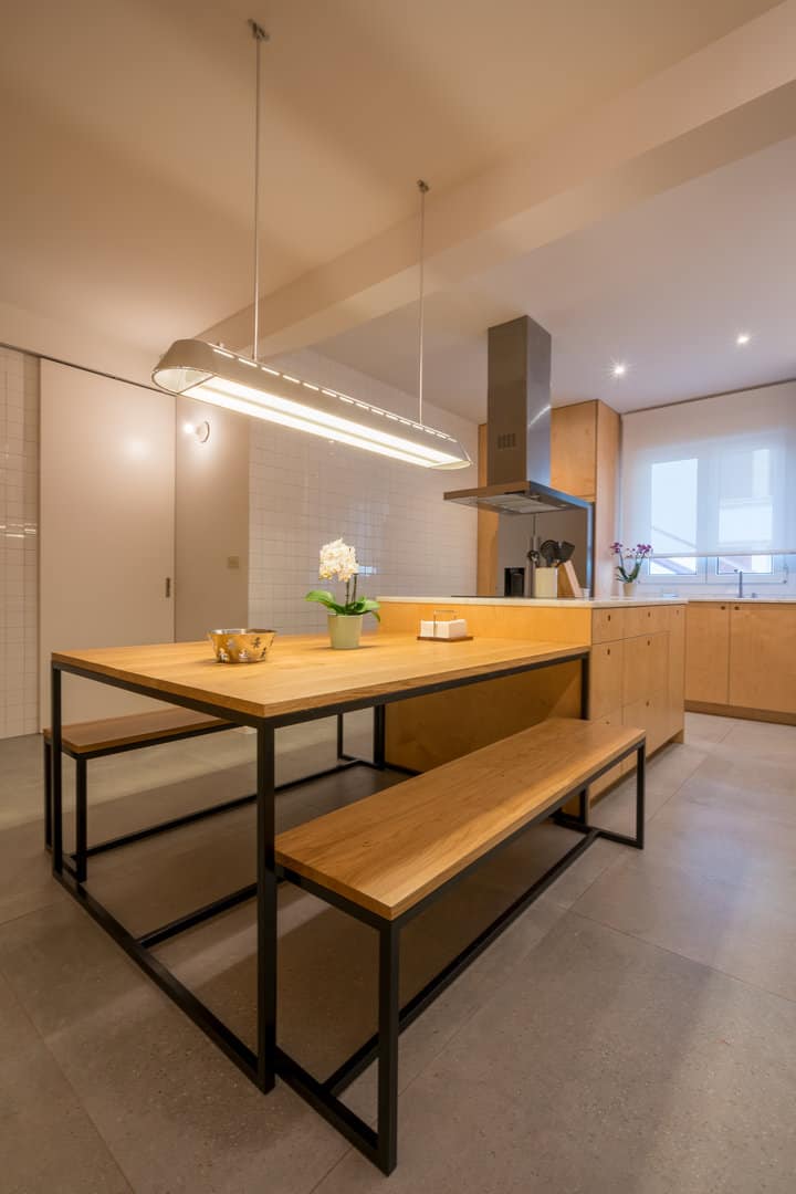 Cocina completa en madera con despensas a techo · vista 4