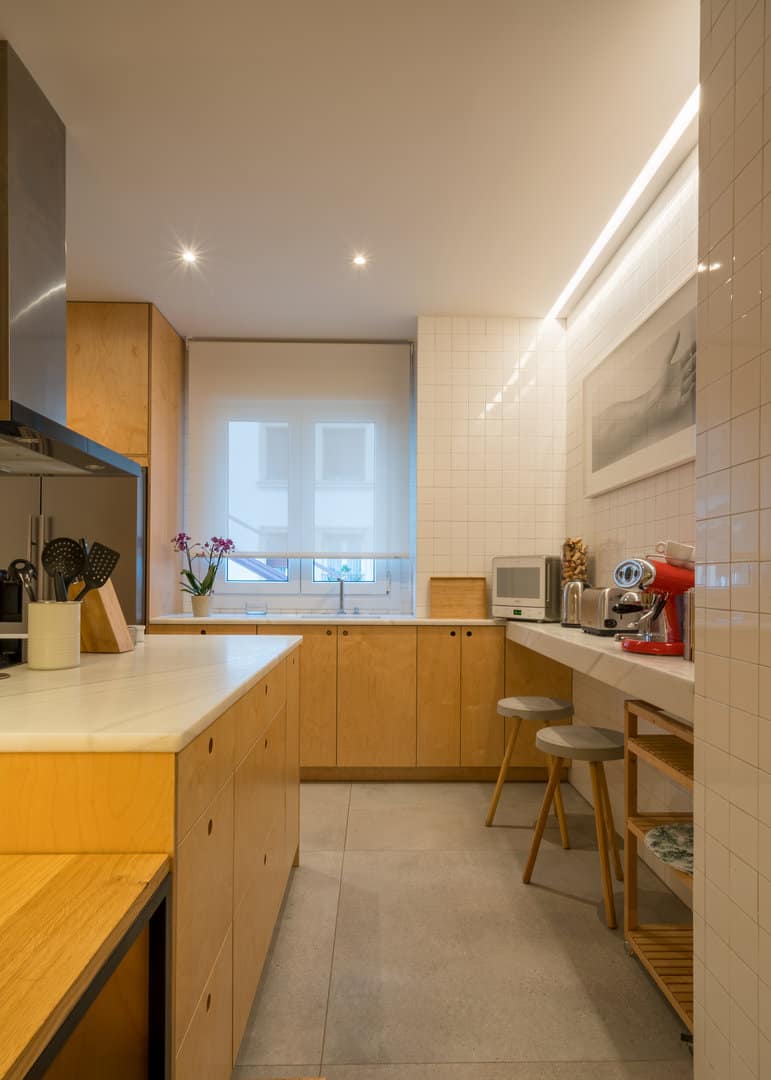 Cocina completa en madera con despensas a techo · vista 5