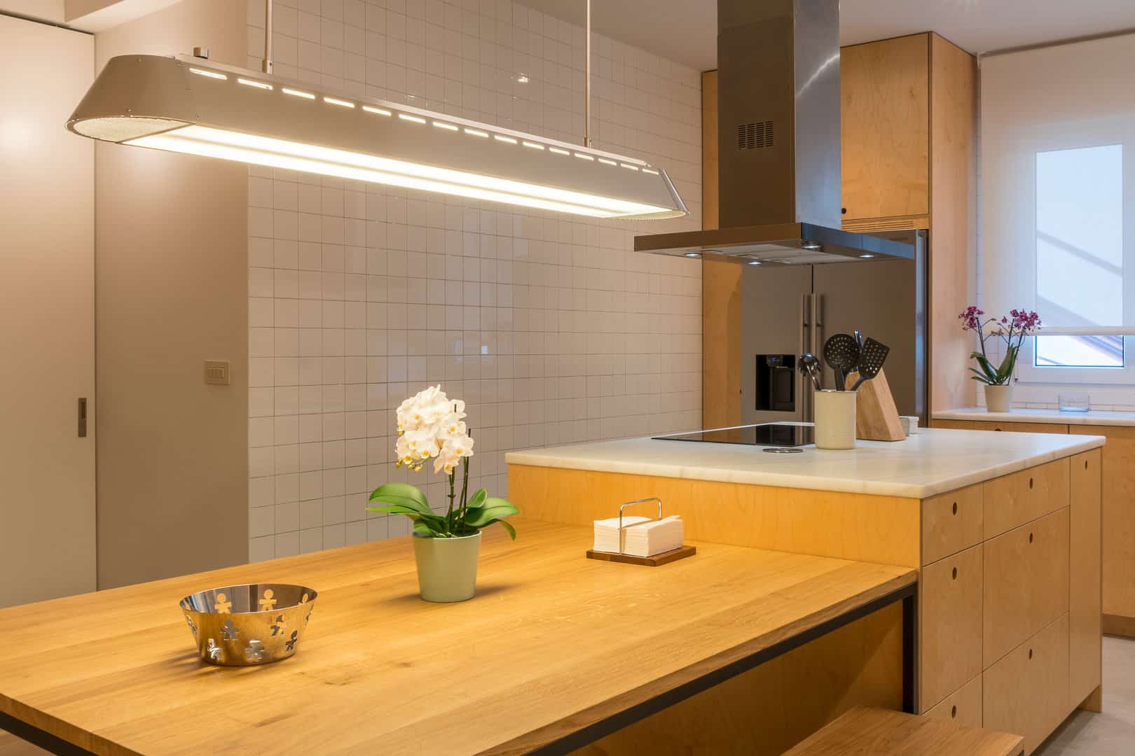 Cocina completa en madera con despensas a techo · vista 8