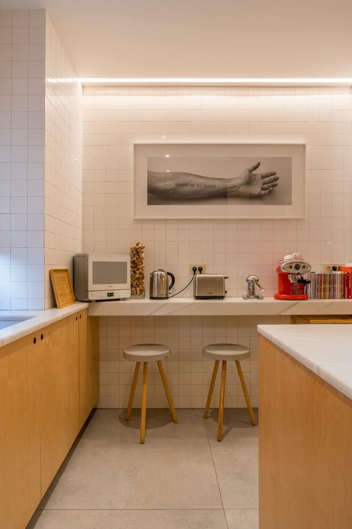 Cocina completa en madera con despensas a techo · vista 10
