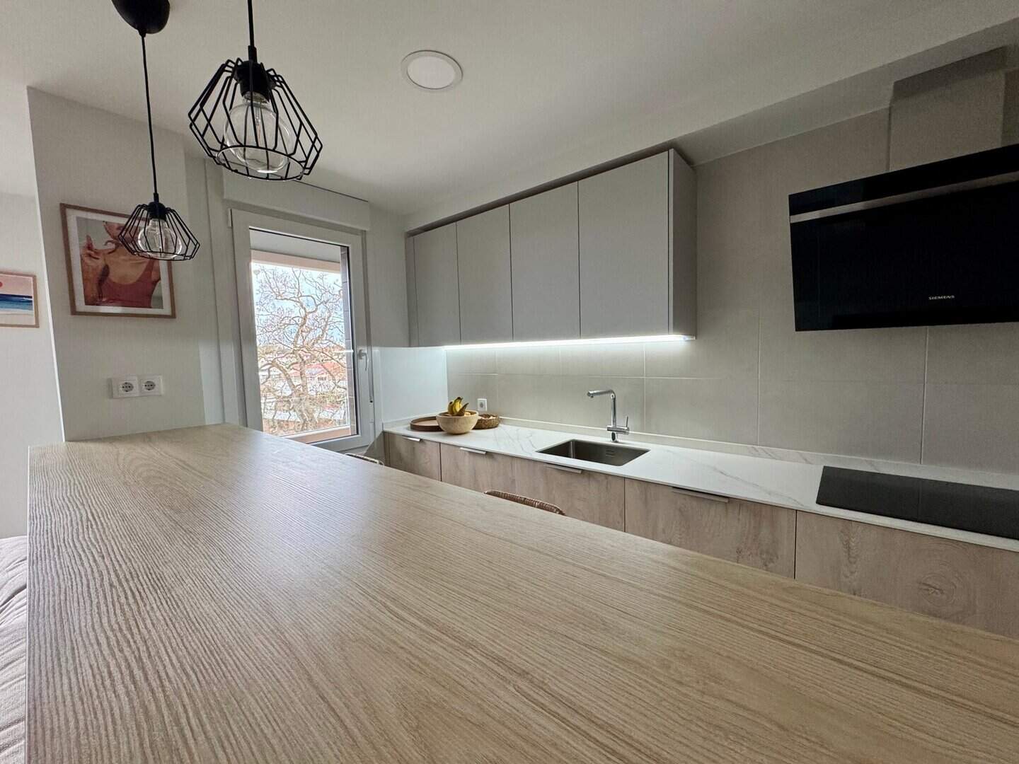 Cocina moderna con barra alta para desayunos · vista 2