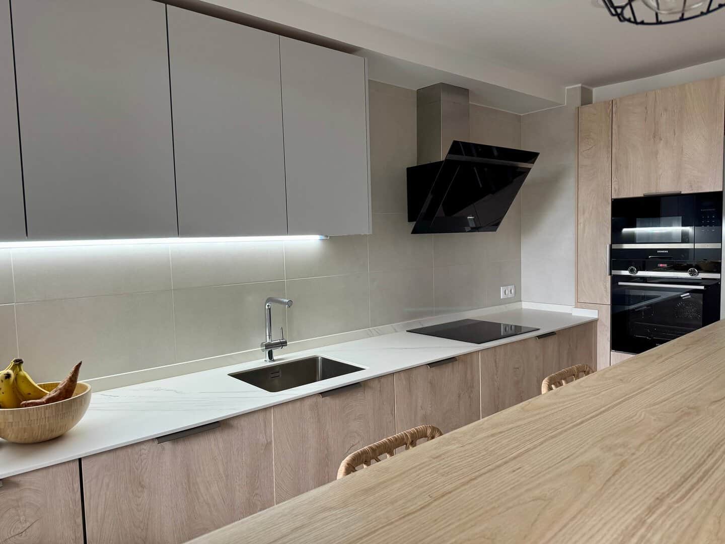 Cocina moderna con barra alta para desayunos · vista 3