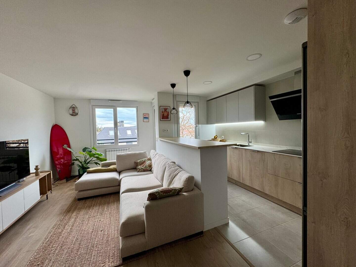 Cocina moderna con barra alta para desayunos · vista 6