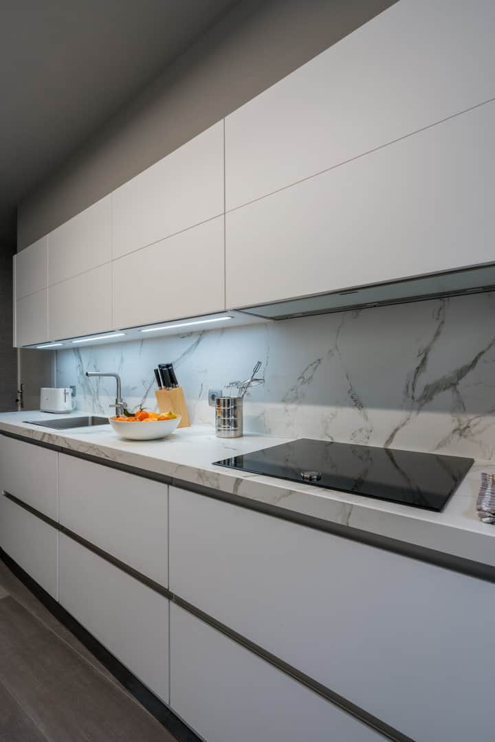 Cocina con entrepaño amarmolado · vista 4