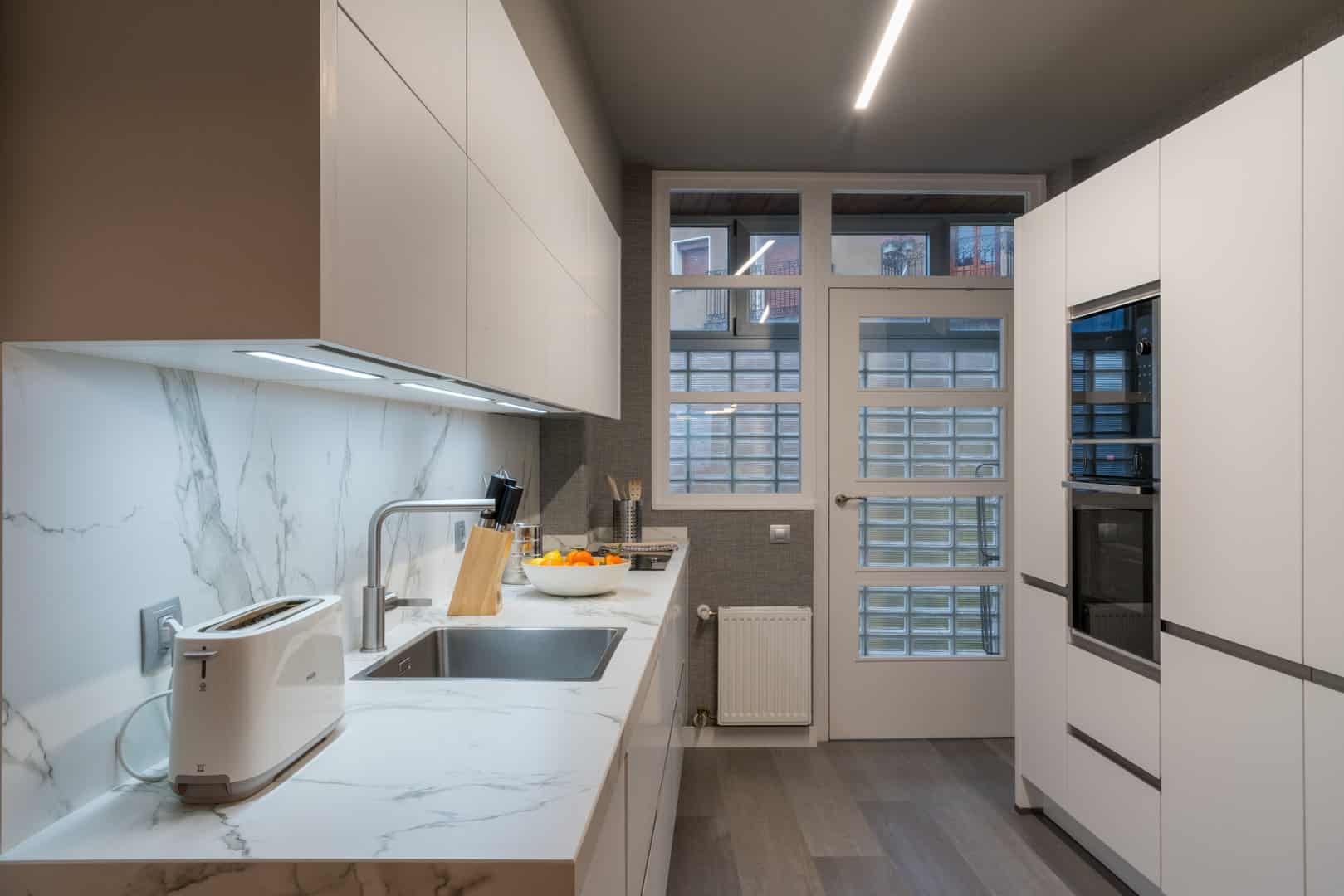 Cocina con entrepaño amarmolado · vista 9