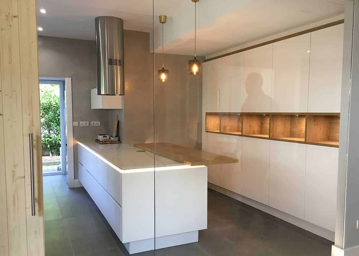 Diseño de cocina en blanco y madera · vista 2