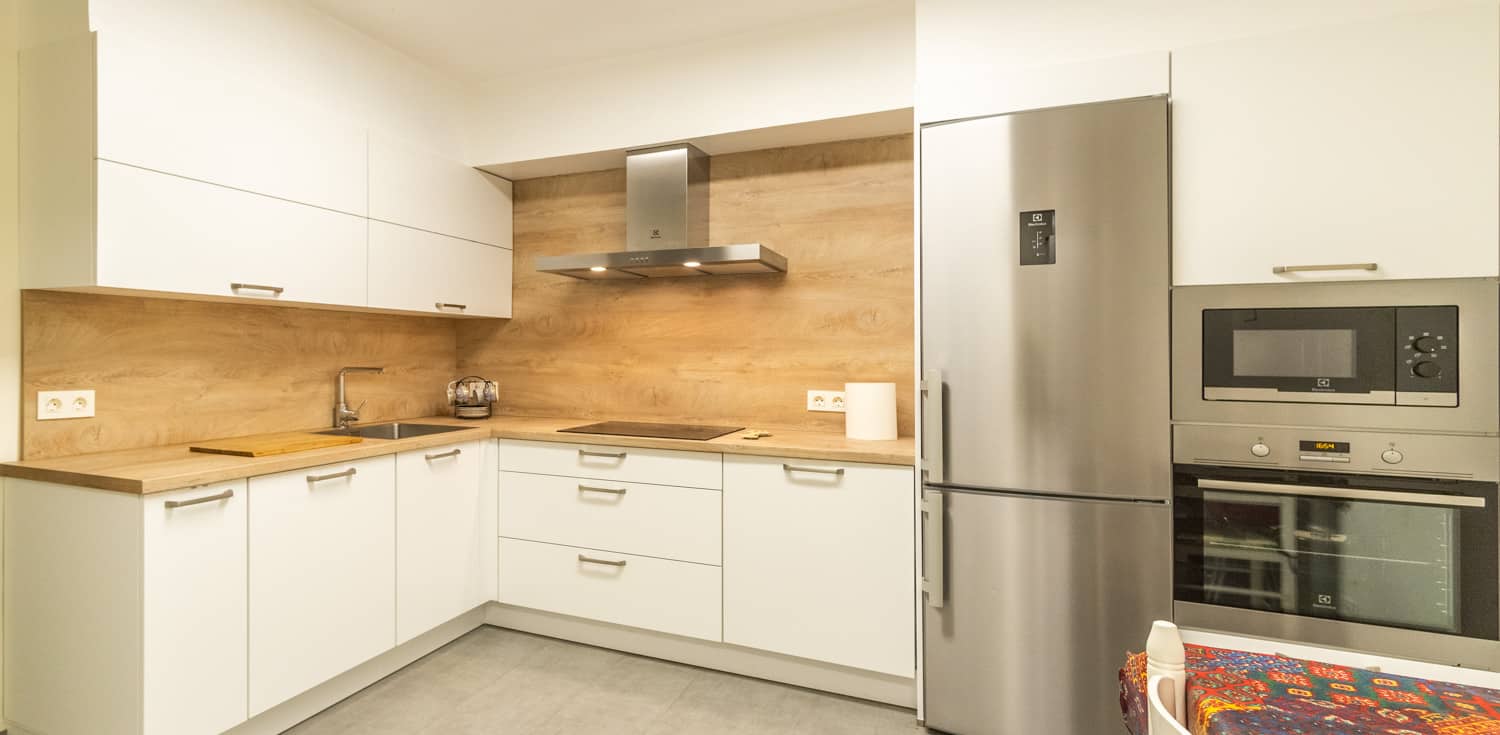 Cocina con encimera tipo madera · vista 3