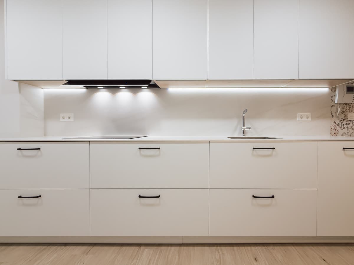 Cocina galley blanca con papel pintado floral · vista 4