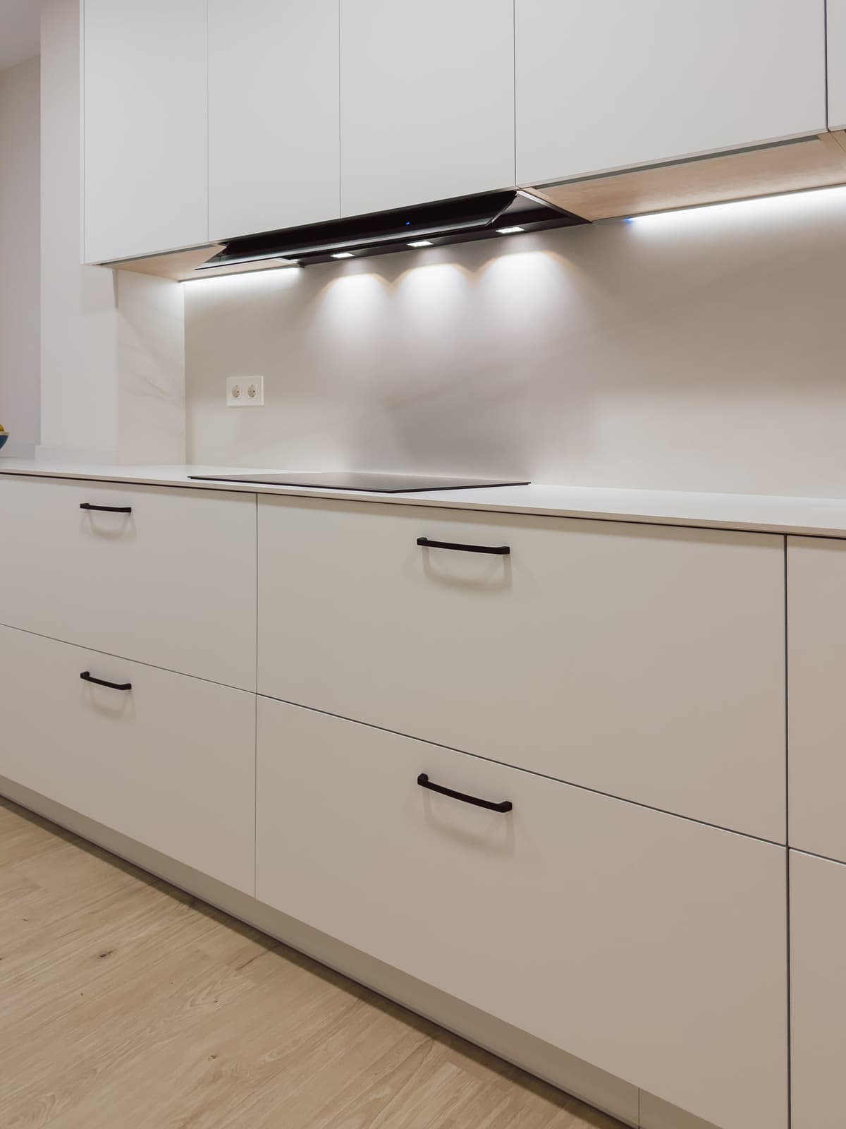 Cocina galley blanca con papel pintado floral · vista 9