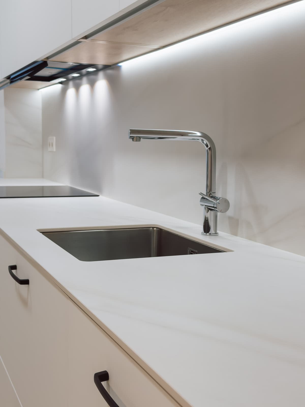 Cocina galley blanca con papel pintado floral · vista 8
