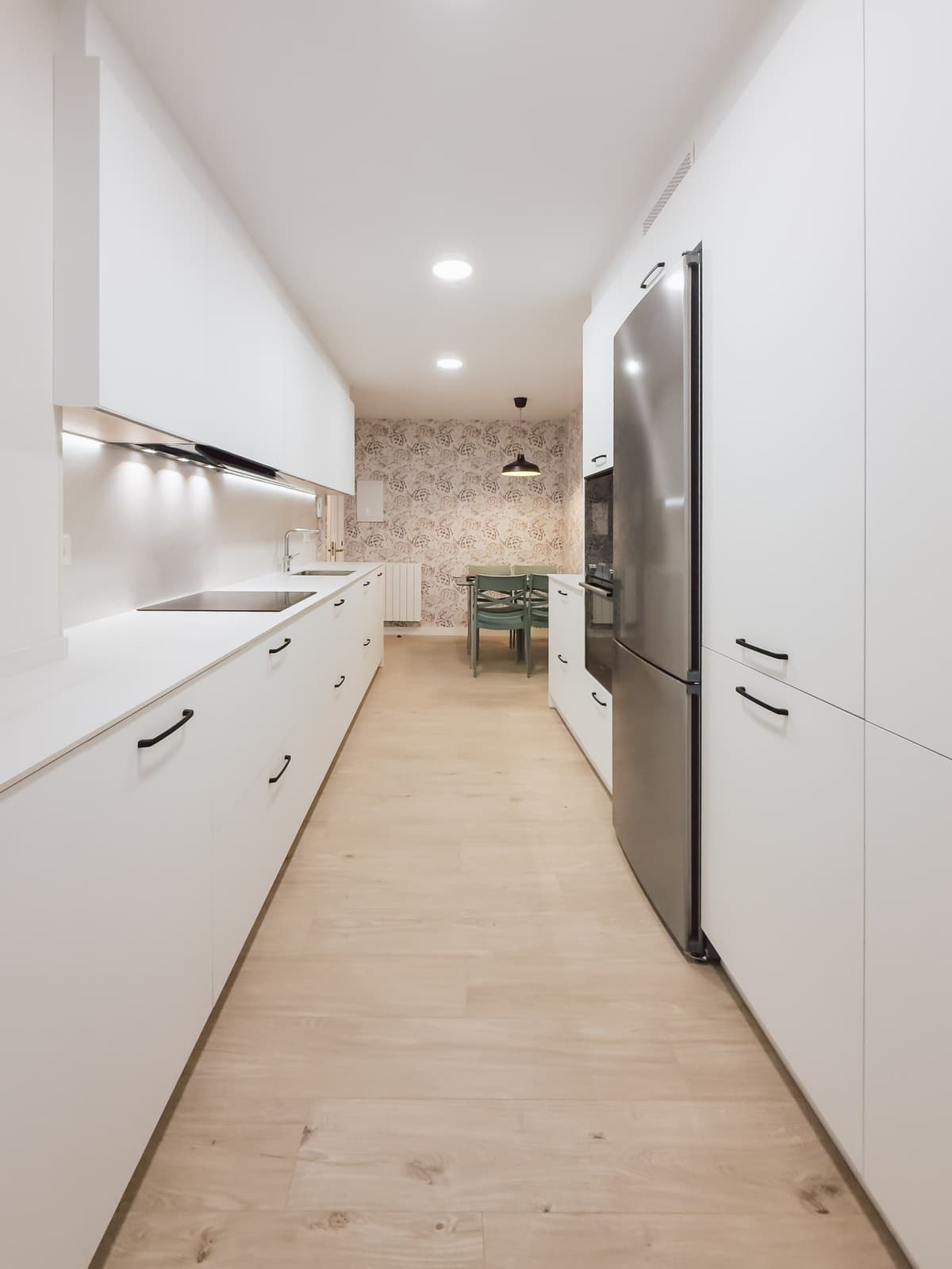 Cocina galley blanca con papel pintado floral · vista 6