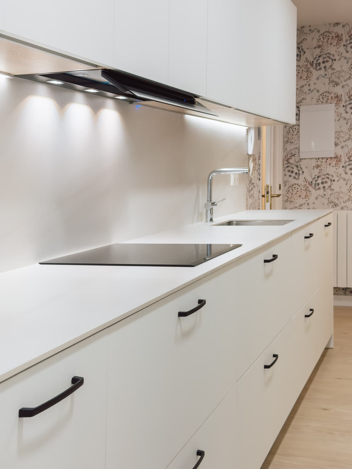 Cocina galley blanca con papel pintado floral · vista 5