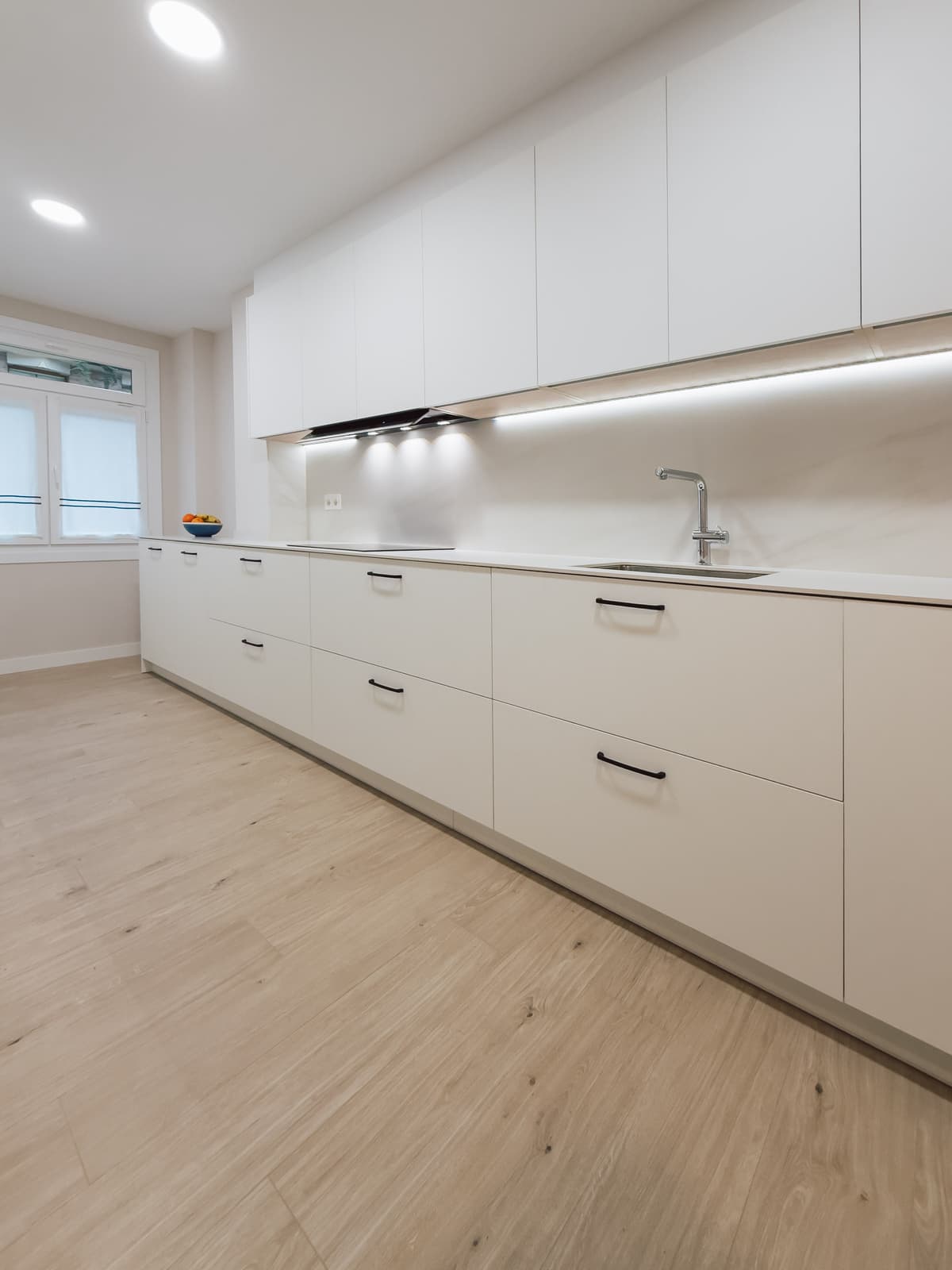 Cocina galley blanca con papel pintado floral · vista 2