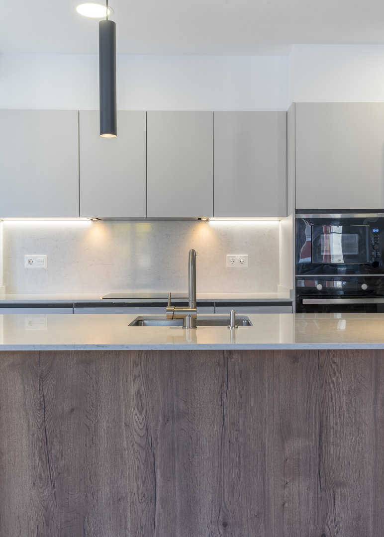 Cocina gris seda con isla en nogal natural · vista 5