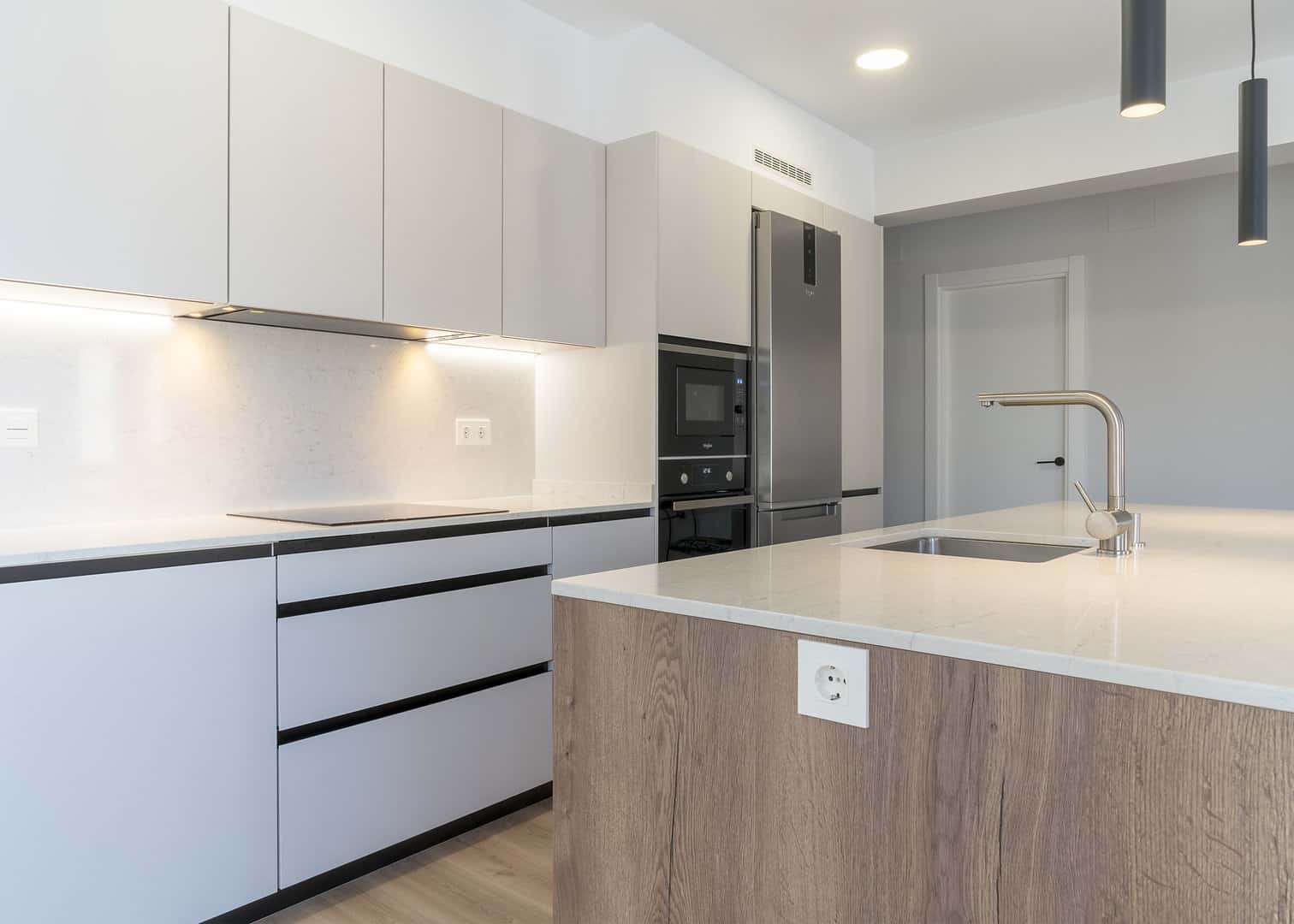Cocina gris seda con isla en nogal natural · vista 7