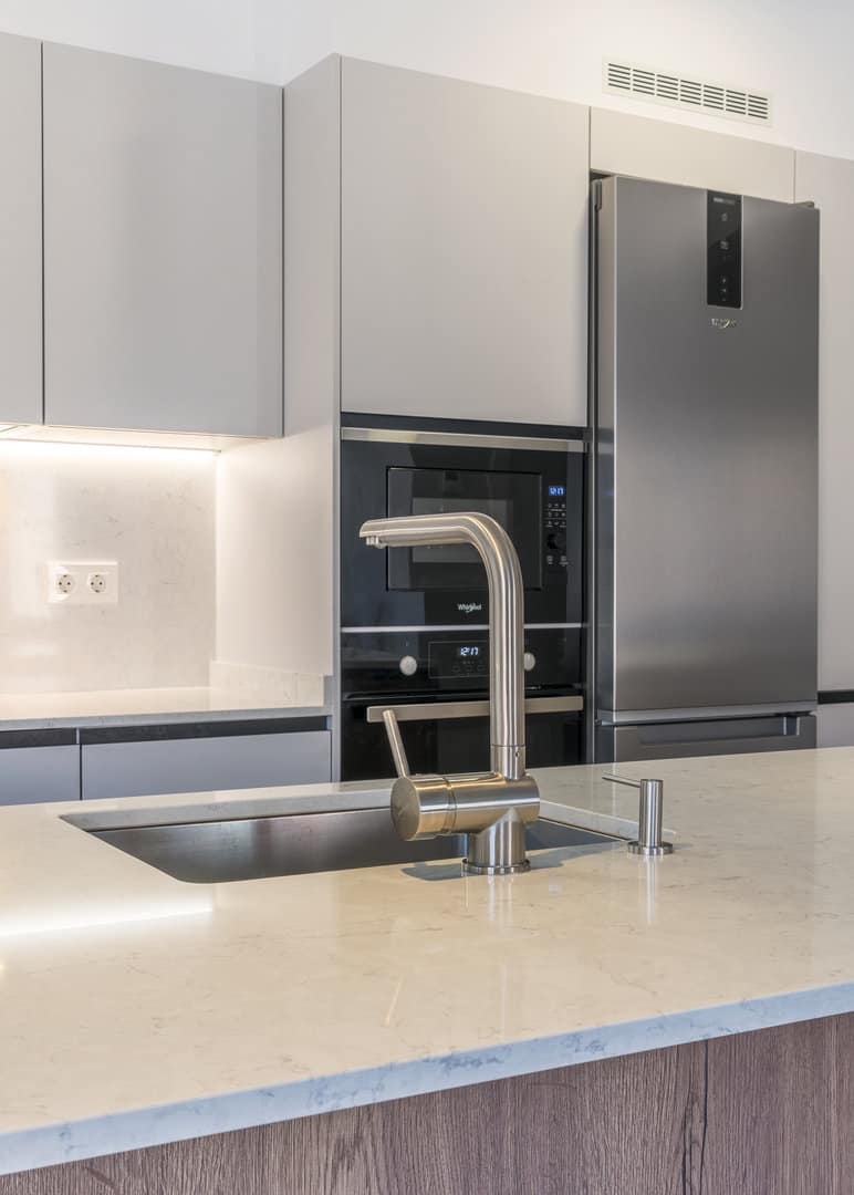 Cocina gris seda con isla en nogal natural · vista 8