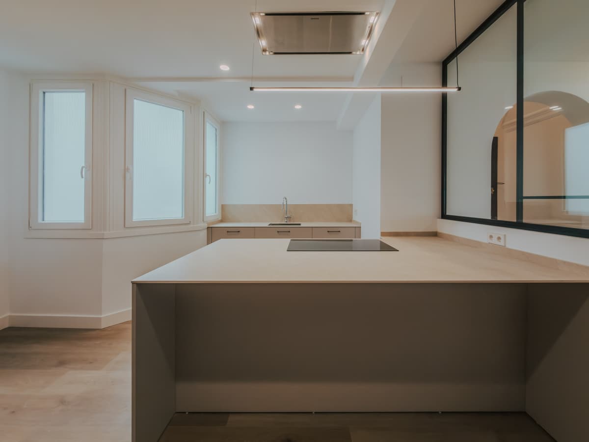 Cocina con isla y cerramiento de cristal · vista 3