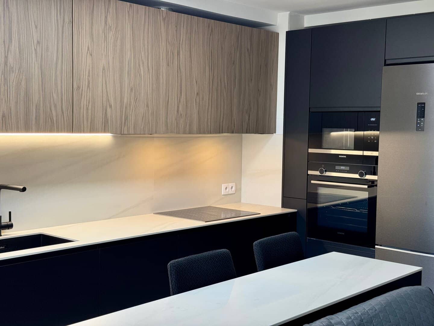 Cocina negra y nogal con iluminación LED · vista 2