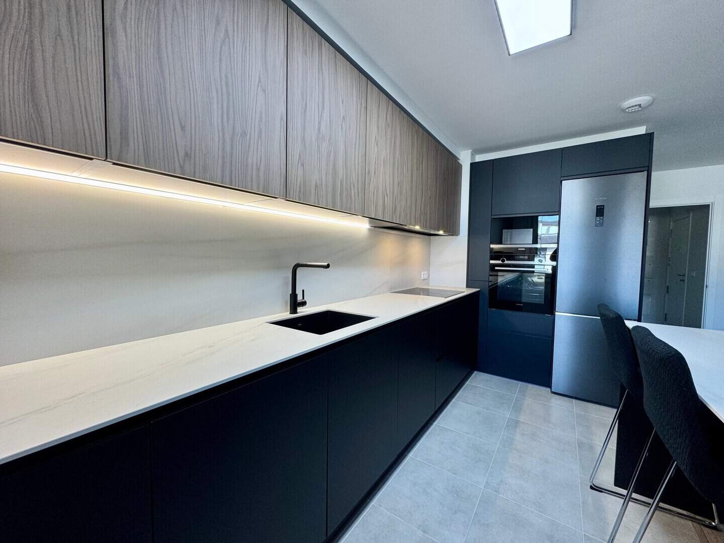 Cocina negra y nogal con iluminación LED · vista 5