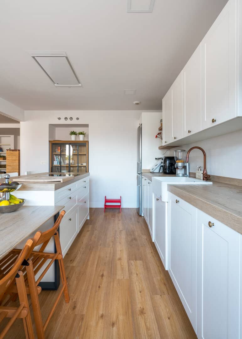Cocina rústica blanca con puertas enmarcadas · vista 2
