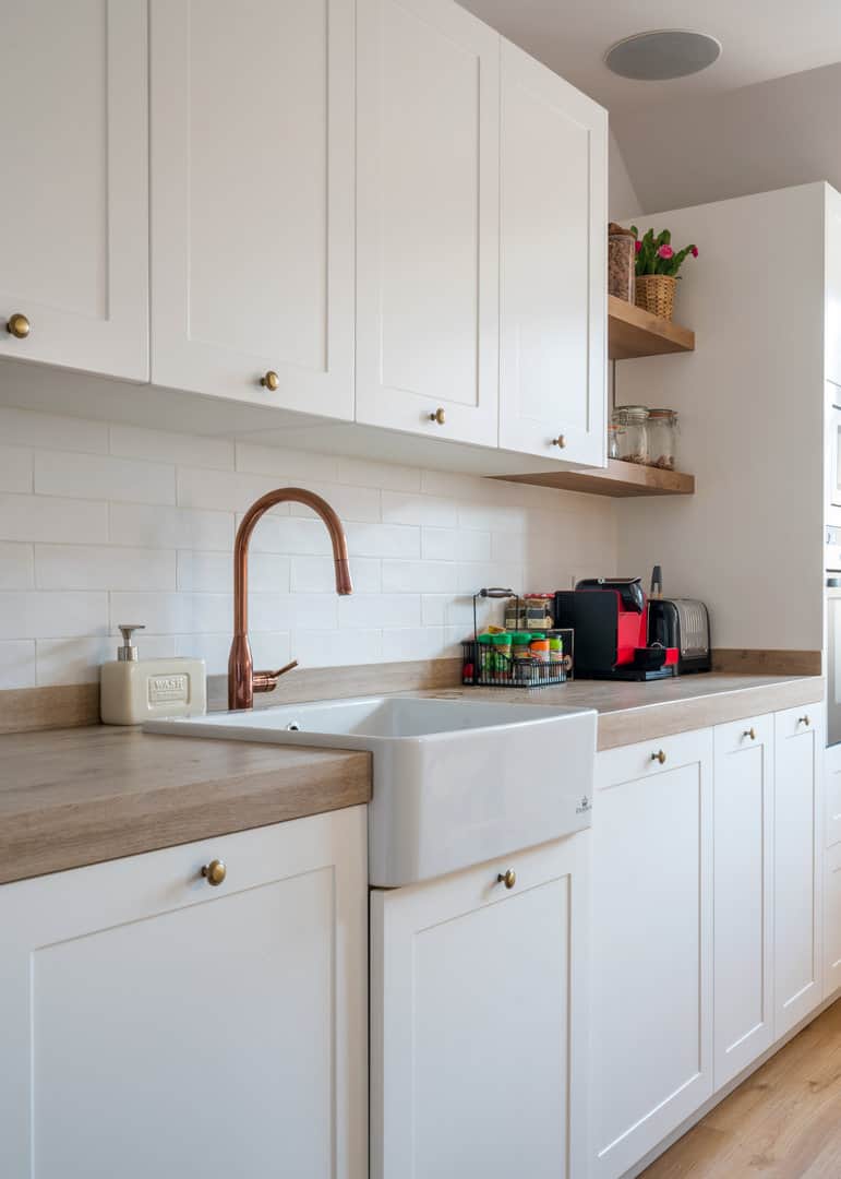 Cocina rústica blanca con puertas enmarcadas · vista 3