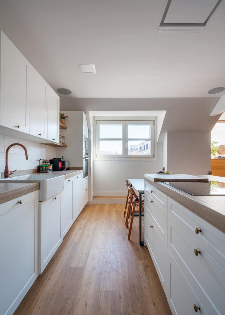 Cocina rústica blanca con puertas enmarcadas · vista 5