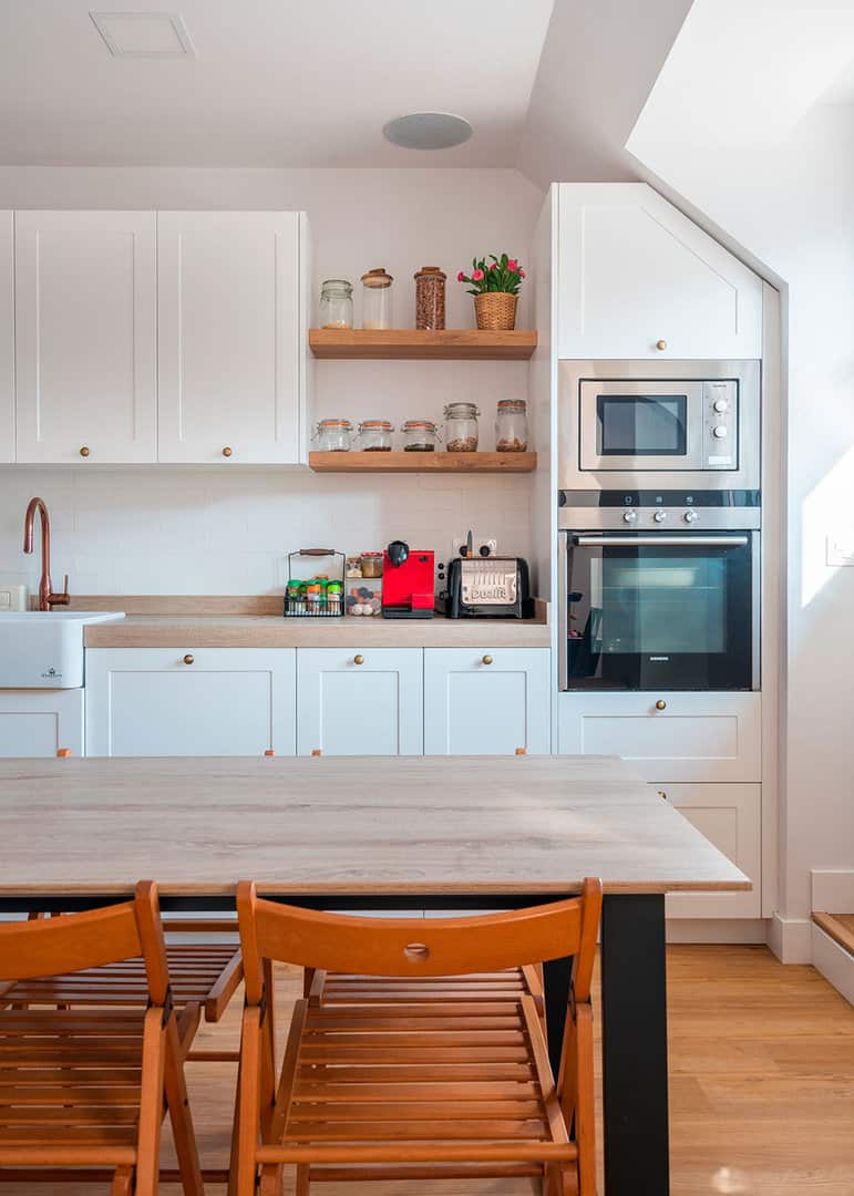 Cocina rústica blanca con puertas enmarcadas · vista 7