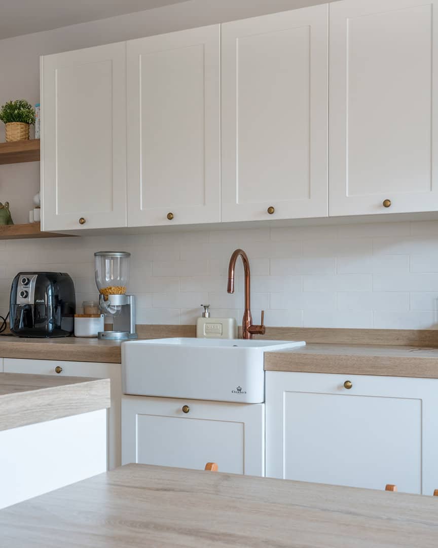 Cocina rústica blanca con puertas enmarcadas · vista 8