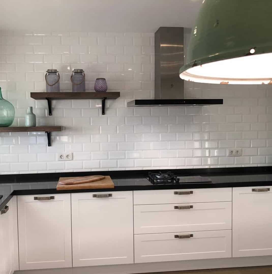 Cocina rústica enmarcada con isla de madera · vista 2