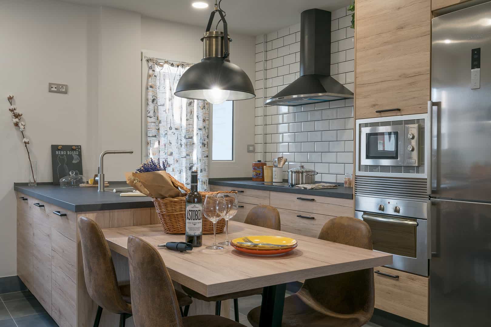 Cocina rústica en madera de roble natural · vista 10