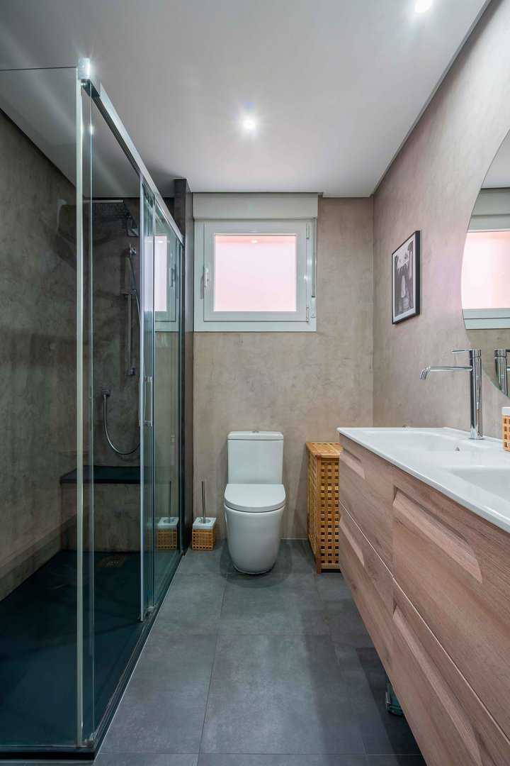 Diseño de baño moderno en cemento y cristal · vista 2