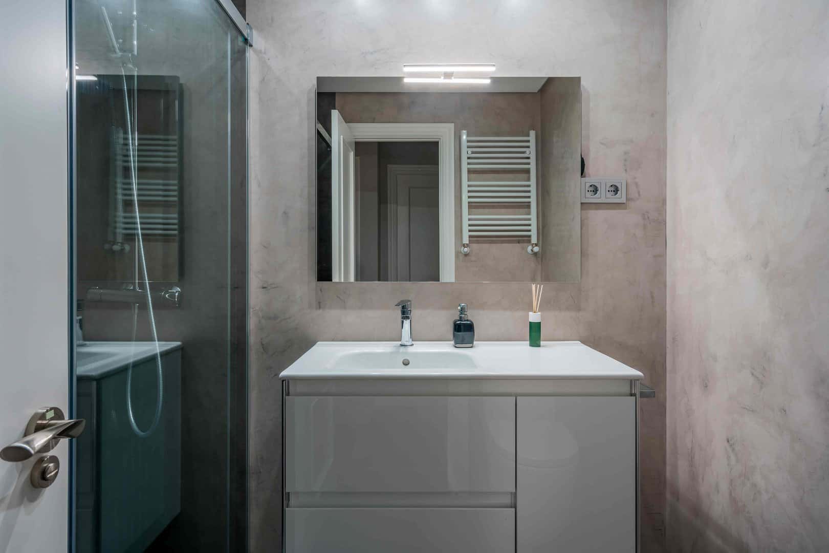 Diseño de baño moderno en cemento y cristal · vista 4